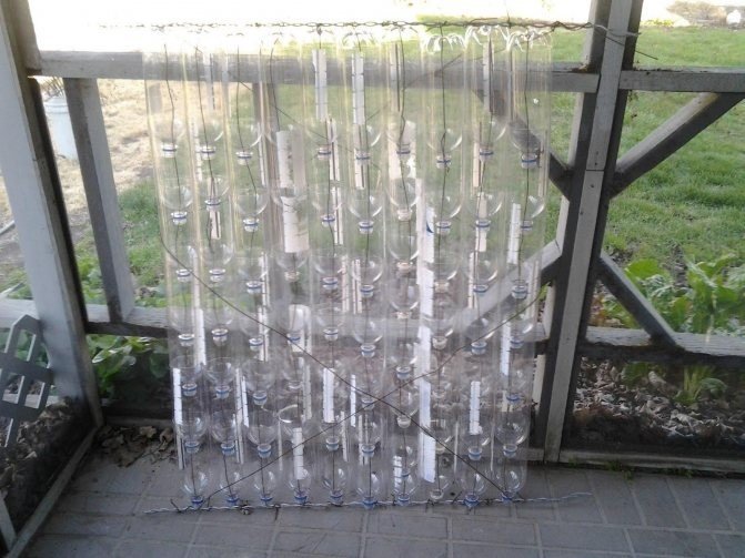 Забор из пластиковых бутылок на даче