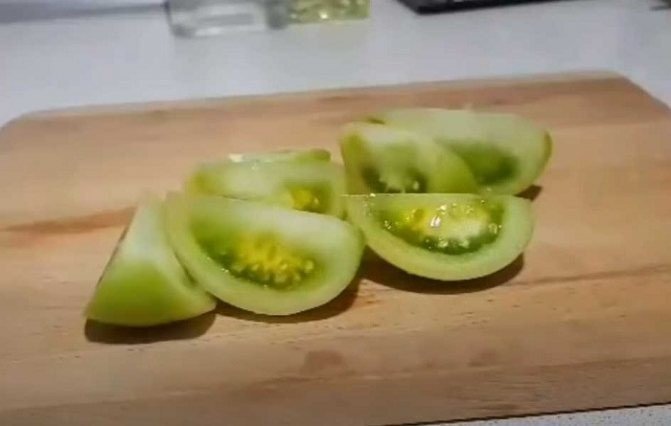 Зеленые нарезанные помидоры