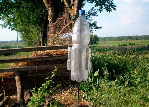 Вертушка для распугивания кротов, сделанная из пластиковой бутылки.