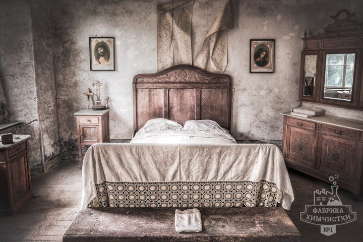 Старинная кровать в заброшенном замке