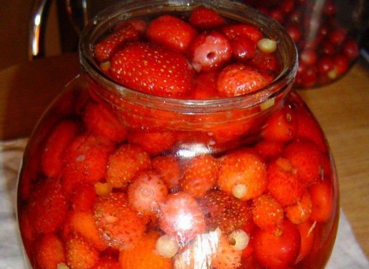 Компот del nar с ягодами клубники