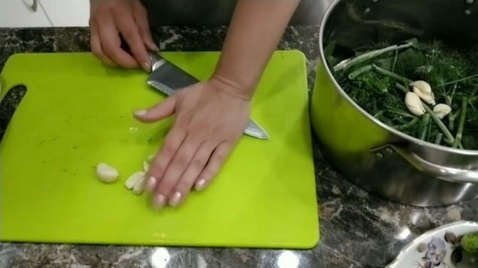 Девушка готовит салат брокколи авокадо помидоры