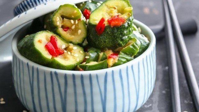 Битые огурцы — как приготовить салат по-китайски с чесноком