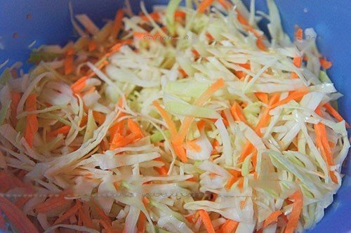 Салат весенний из капусты и моркови с уксусом