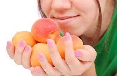 Девушка ест манго