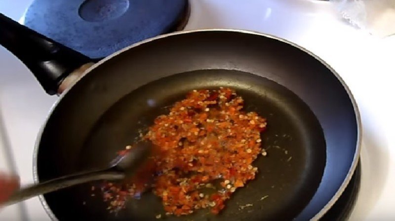 Свежая селедка с жареным луком в соевом соусе в кипящем масле