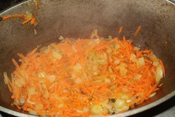 Гороховая каша с обжаренной копченой колбасой морковкой и луком