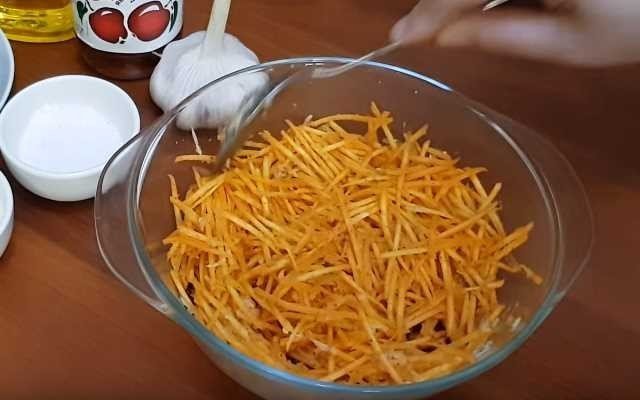 Кабачки натереть на терке для корейской моркови тушить