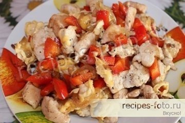 Филе с перцем и помидорами на сковороде куриное болгарским