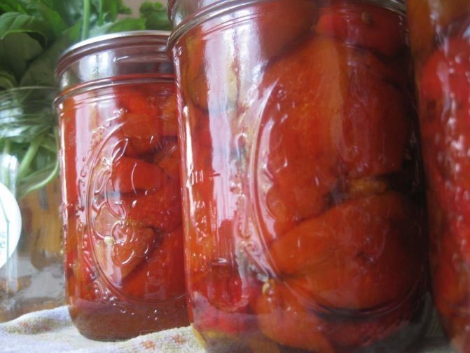 Острый перец на зиму в томатной заливке