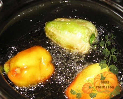 Перец болгарский жареный целиком на сковороде