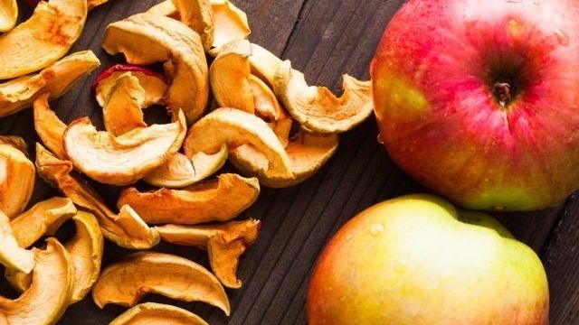 Как правильно хранить сушеные яблоки на зиму