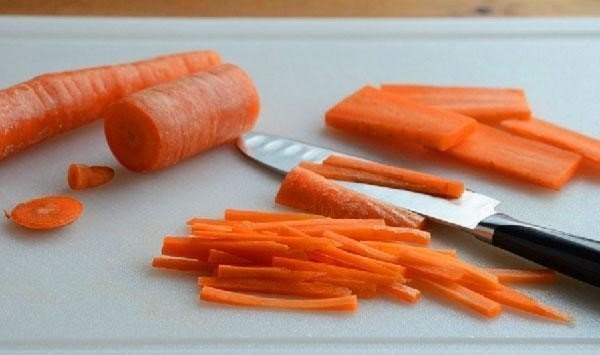 Для приготовления маринада морковь нарезают