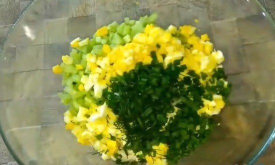 Салат из цветной капусты с кукурузой