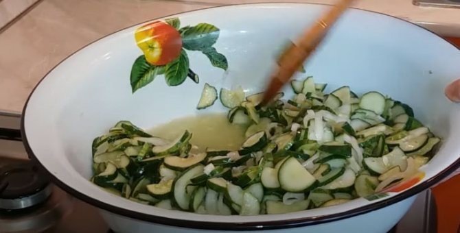 Салат из огурцов на зиму без стерилизации
