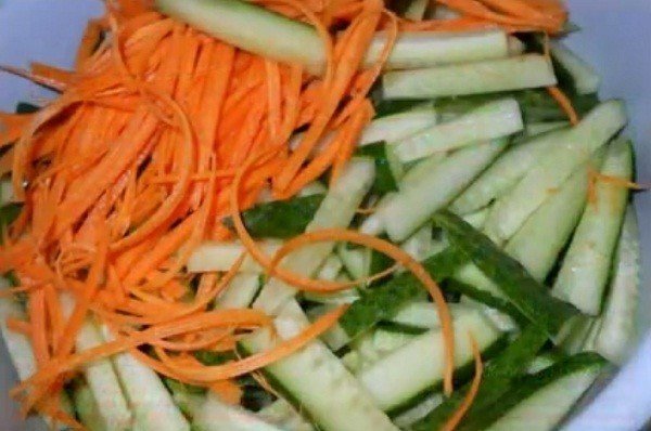 Салат «огурцы с морковью по корейски»