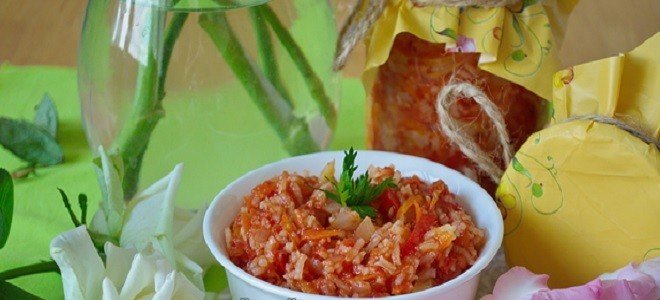 Салат с рисом и томатной пастой на зиму