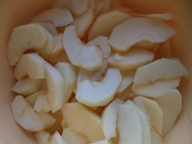 Яблочные дольки без кожуры порезанные