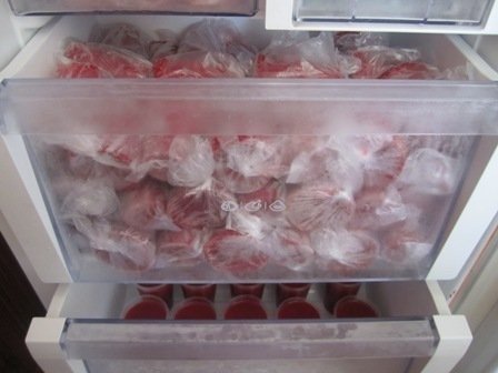 Замороженные ягоды в морозильной камере