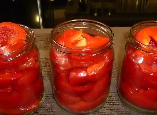 Острый перец на зиму в томатной заливке
